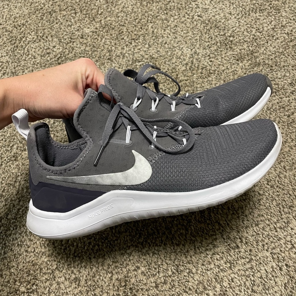 Womens Nike running sneakers, like new condition!